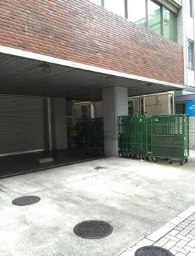 日本染色会館ビルの外観