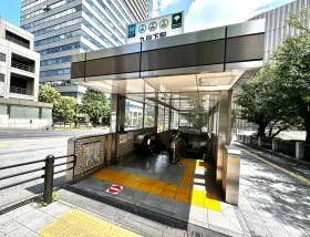 出入口2から地上に出て、靖国通り沿いを直進する（市ヶ谷駅方面）