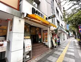 ドトールコーヒーショップを通過する