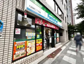 ファミリーマートを通過、もう少し直進すれば当ビル着