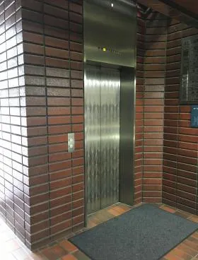 山甚ビルの外観