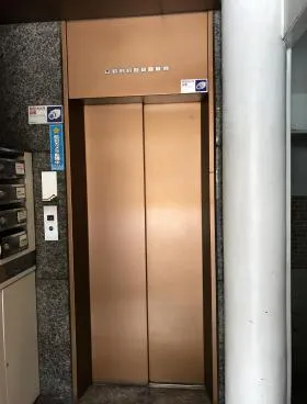 日米商会ビルの外観