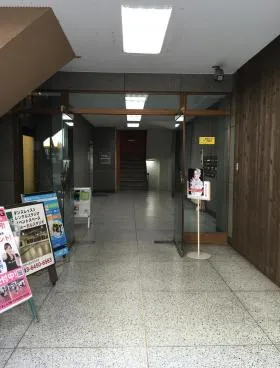 青ビルの外観