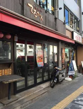青ビルの外観