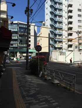青ビルの外観