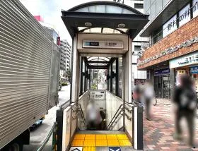 出入口2から地上に出る