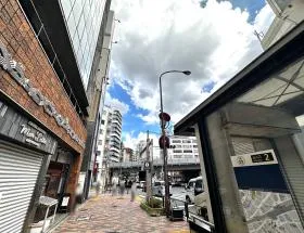 地上に出たら明治通り方面に直進する（途中、高架下を抜ける）