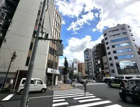 高架下を抜けたら横断歩道を渡り、歩道橋まで直進する
