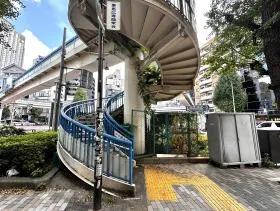 歩道橋で反対側に渡れば当ビル着