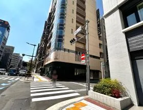 横断歩道の手前で右に曲がる