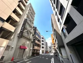 細い道を靖国通りに出るまで直進する