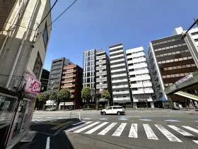 靖国通りに出たら左に進み、左側にある細い道（学校沿い）に入れば当ビル着