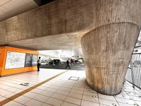 東京メトロ銀座線「渋谷駅」の明治通り方面改札を出て真っ直ぐ進む