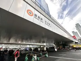改札を出て地上に出たら右に進む（渋谷スクランブルスクエアと反対方面）