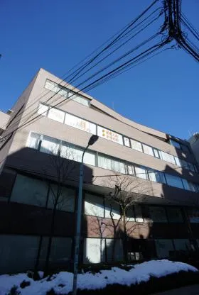 安達ビジネスバークビルの外観