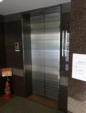安達ビジネスバークビルの外観