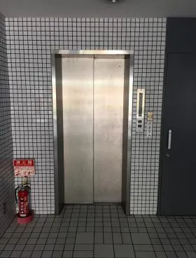 千駄ヶ谷佳秀ビルの外観