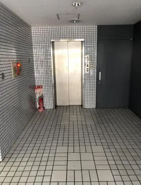 千駄ヶ谷佳秀ビルの外観