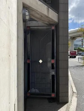 クリスタルハウスビルの外観