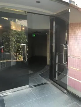 アカデミービルの外観