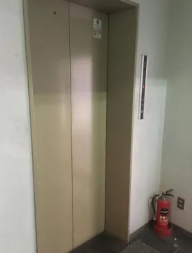 アカデミービルの外観