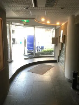アカデミービルの外観
