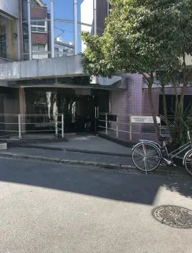 アカデミービルの外観