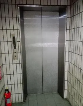 鶴栄(カクエイ)ビルの外観