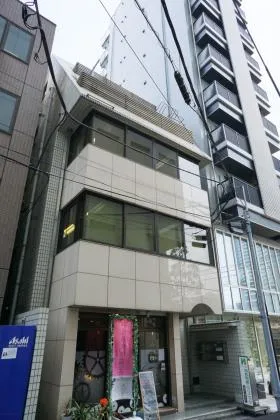 鶴栄(カクエイ)ビルの外観