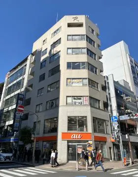 Rビルの外観