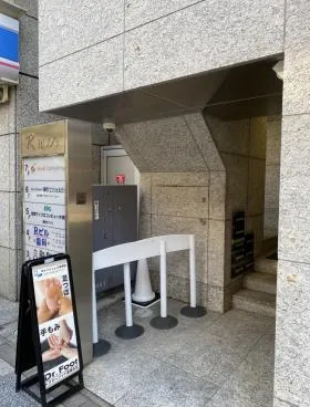 Rビルの外観