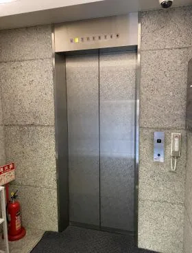 Rビルの外観
