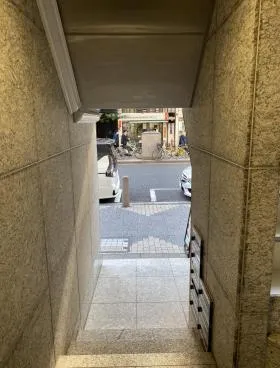 Rビルの外観