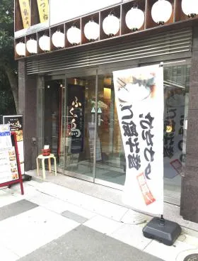 白亜ビルの外観