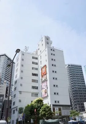 白亜ビルの外観