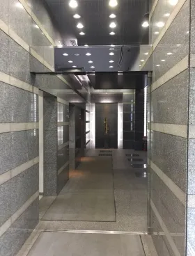鈴与浜松町ビルの外観