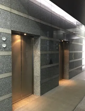 鈴与浜松町ビルの外観