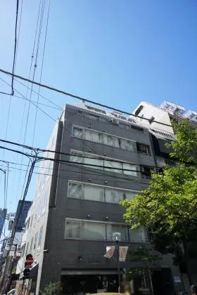 司ビルの外観
