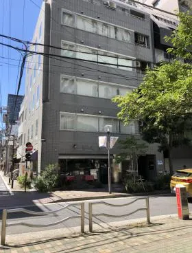 司ビルの外観