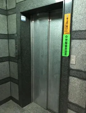 司ビルの外観