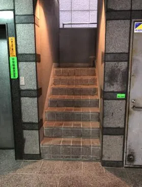 司ビルの外観