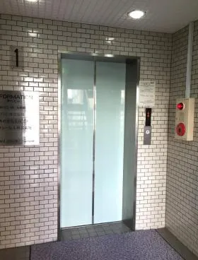 東化ビルの外観
