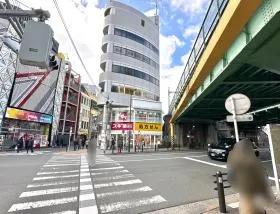 駅前の横断歩道を渡り、スギ薬局に面した細い道に入る