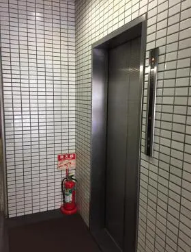 芝ワカマツビルの外観