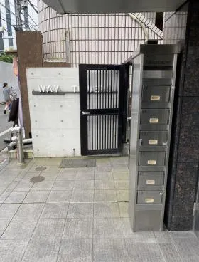 WAY TOWERSビルの外観