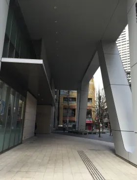 アークヒルズフロントタワーRoPビルの外観