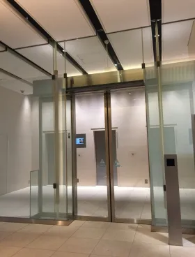 アークヒルズフロントタワーRoPビルの外観
