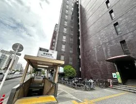 出入口と中央区役所（写真右）の間を進む