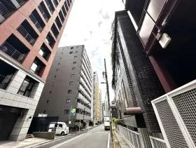 右に曲がり細い道を直進する（出入口から一番近い道）