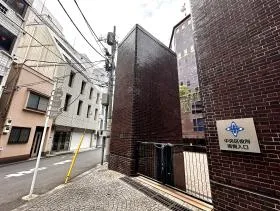 中央区役所南側入口まで来たら右に曲がり、すぐ左へ曲がれば当ビル着
